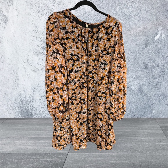 Sanctuary Shirred Dress with keyhole back. NWT - Picture 2 of 4